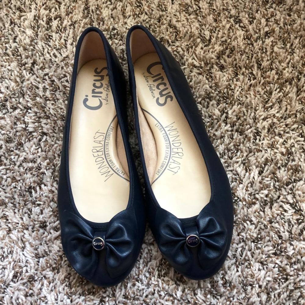 Size 8 navy blue flats